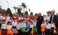 Le président du Front de la patrie rencontre les catholiques de Bui Chu